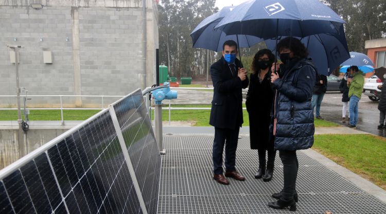 La consellera d'Acció Climàtica, Teresa Jordà, i el director de l'ACA, Samuel Reyes, al costat de les plaques fotovoltaiques que s'instal·laran a la depuradora de Cassà de la Selva. ACN