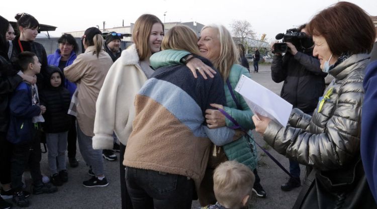 Una família de refugiats en el moment de conèixer la família que els acollirà a Girona (arxiu). ACN