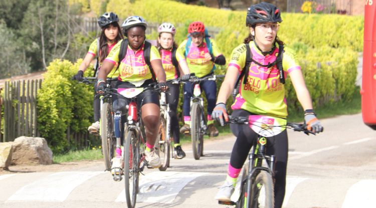 Un grup d'estudiants dels instituts de Santa Coloma de Farners i Ciutadella arriben pedalant a Brunyola. ACN