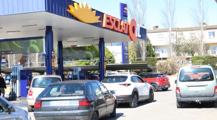 Diversos cotxes esperant per repostar combustible, aquest matí a Figueres. ACN