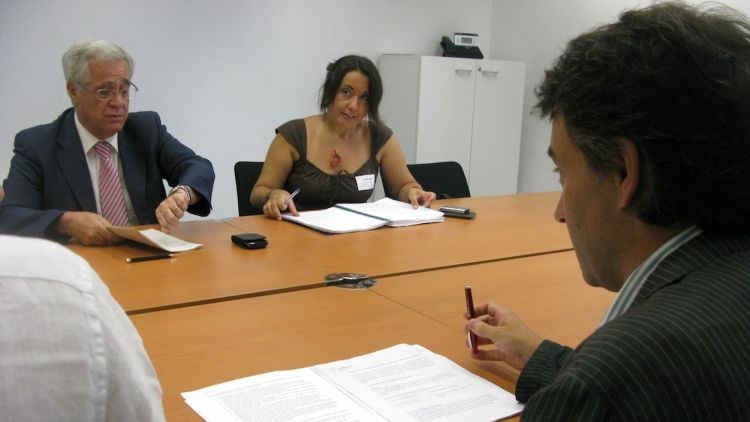 Un moment de la reunió que van mantenir Jordi Munell, Ramon Roqué i Carme Freixa amb Josep Trias © AG