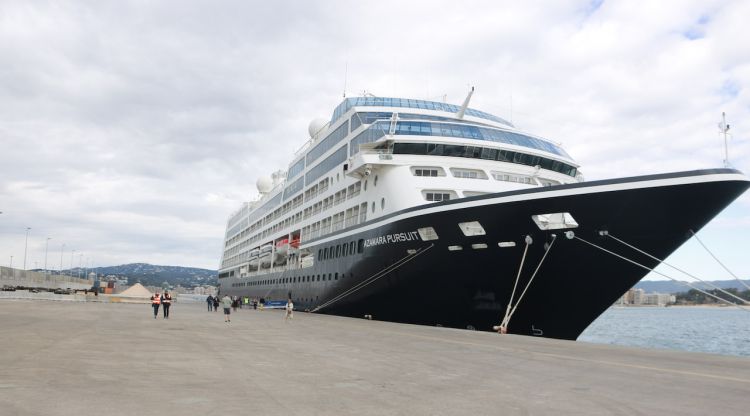 L'Azamara Pursuit amarrat al Port de Palamós. ACN