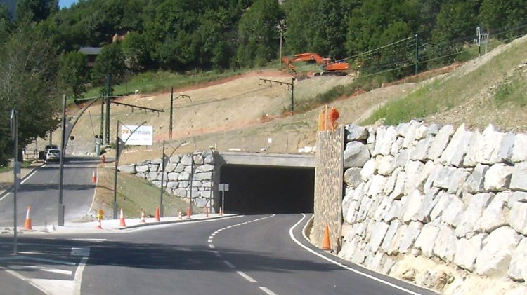 Nova carretera després de la supressió del pas a nivell a l'entrada de Queralbs © ACN