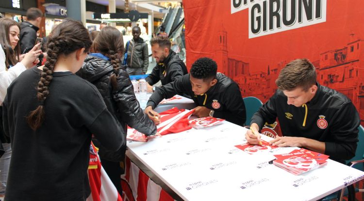 Jugadors del Girona FC signant autografs a l'Espai Gironès (arxiu)