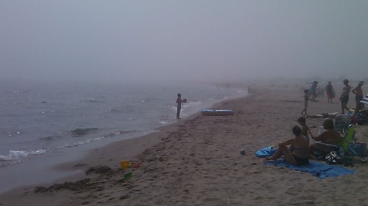 La platja de Sant Pere Pescador coberta per la intensa boira, aquest dilluns al matí © ACN