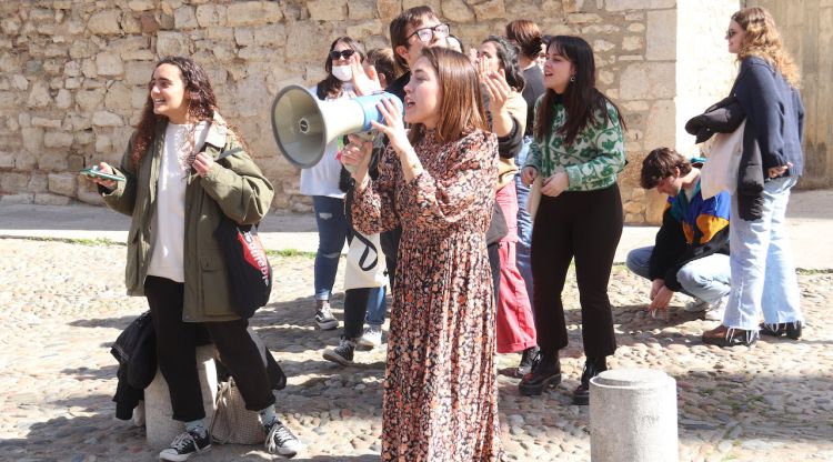 Una alumna mostrant el seu rebuig a la resolució del cas davant el rectorat de la UdG (arxiu). ACN