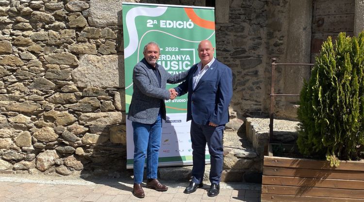 El director de Concert Studio, Martín Perez, i l'alcalde de Llívia, Elies Nova, aquest matí. ACN