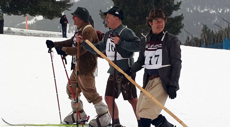 Tres esquiadors vestits d'època durant la I Cursa Retro de la Molina per celebrar el 75è aniversari del primer telecadira de l'Estat. ACN