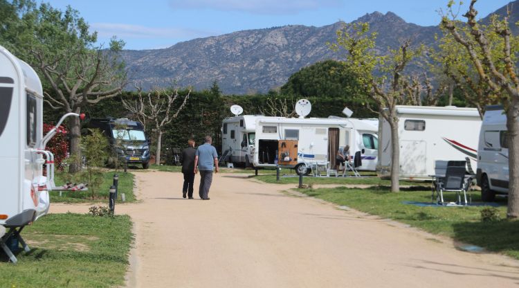 Dos campistes passegen pel càmping Salatà de Roses. ACN