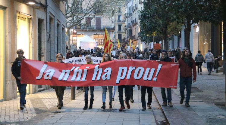 Els manifestants passant pel carrer Santa Clara de Girona amb les pancartes. ACN