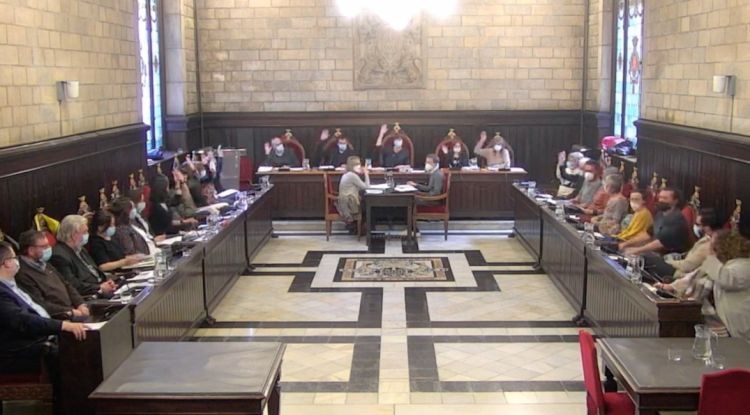 Captura del ple de Girona en el moment de la votació d'un punt d'urgència