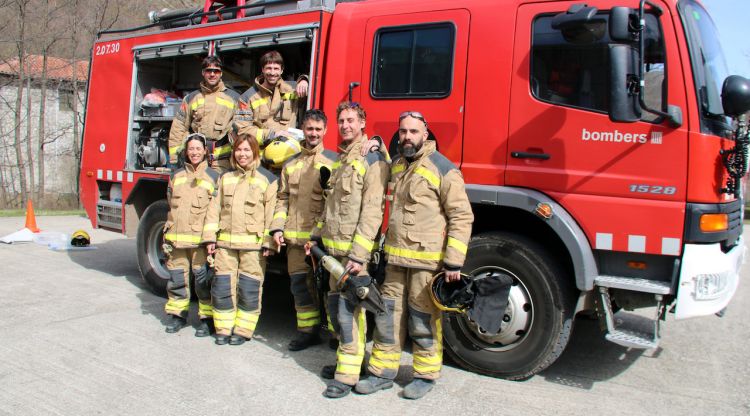 Bombers voluntaris del parc de Camprodon (Ripollès) amb el nou camió. ACN