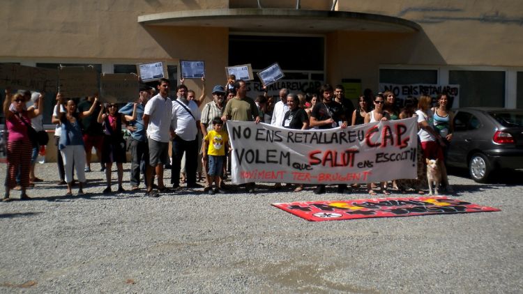 Els manifestants protesten a Santa Coloma de Farners contra les retallades als CAP © ACN