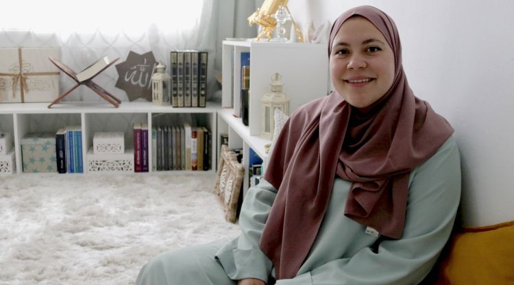 La Nagia, de 29 anys i practicant de la religió musulmana, a la seva habitació de Pineda de Mar. ACN