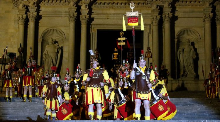 El Maniple dels Manaies després de baixar les escales de la Catedral de Girona. ACN