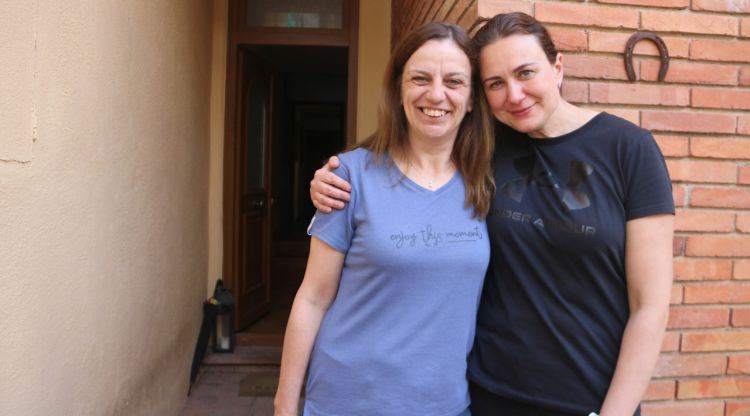 La Vera a la dreta abraça l'Isa a la porta d'entrada a la casa a Palamós. ACN