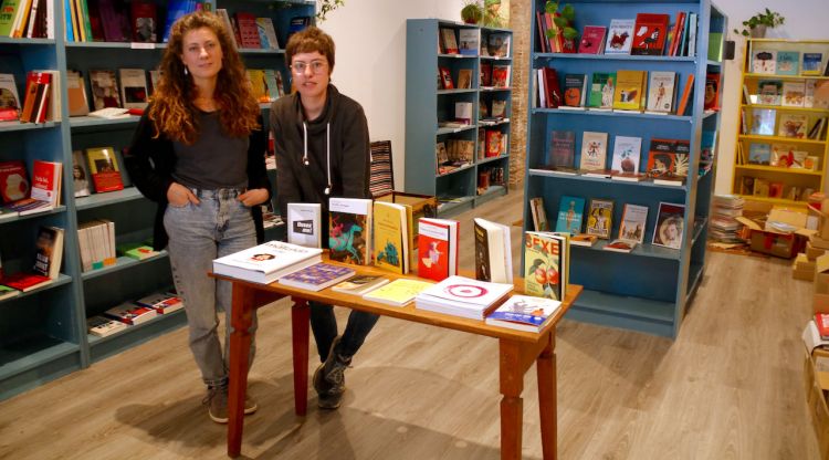 Marta Barceló i Carla Escarrà de la llibreria La Lluerna de Ripoll al local. ACN