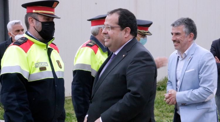 El conseller d'Interior i l'alcalde de Salt saludant els comandaments policials. ACN