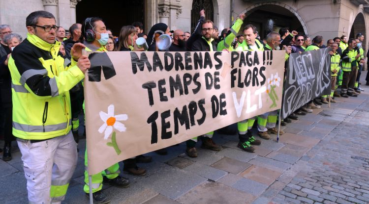 La concentració per reclamar a l'Ajuntament que apliqui allò que es va pactar amb la VLT ha congregat més d'un centenar de treballadors municipals a la plaça del Vi. ACN