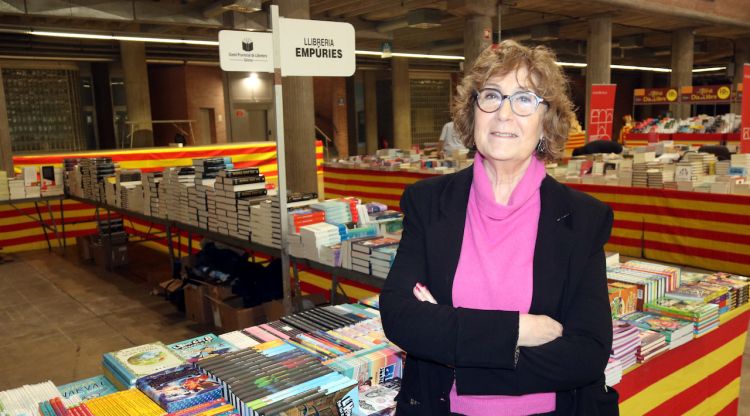 La presidenta del Gremi de Llibreters de Catalunya, Carme Ferrer, al davant de la parada de la seva llibreria al Palau de Fires de Girona. ACN