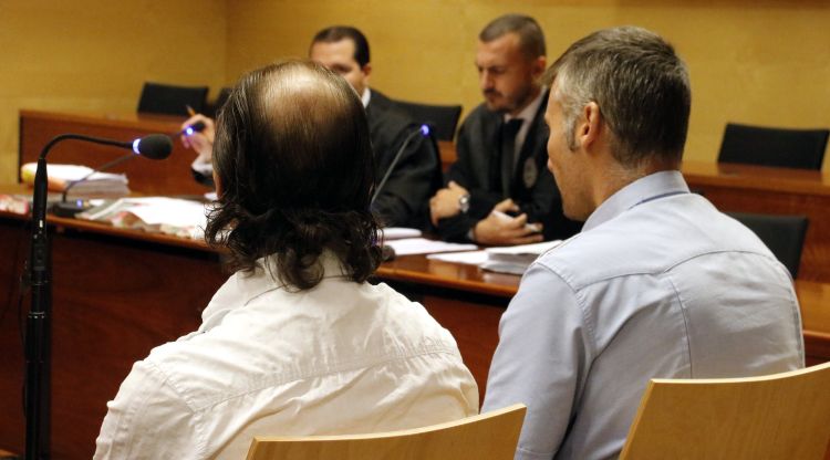 D'esquenes a l'esquerra, l'acusat que ha reconegut que va intentar matar el sogre a cops de destral a Palafrugell durant el judici a l'Audiència de Girona el 2016. ACN