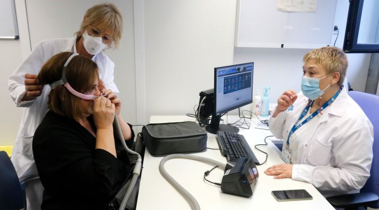 Dues infermeres del son fent una visita de seguiment a una pacient que pateix apnea del son al CAP Alfons Moré de Salt. ACN