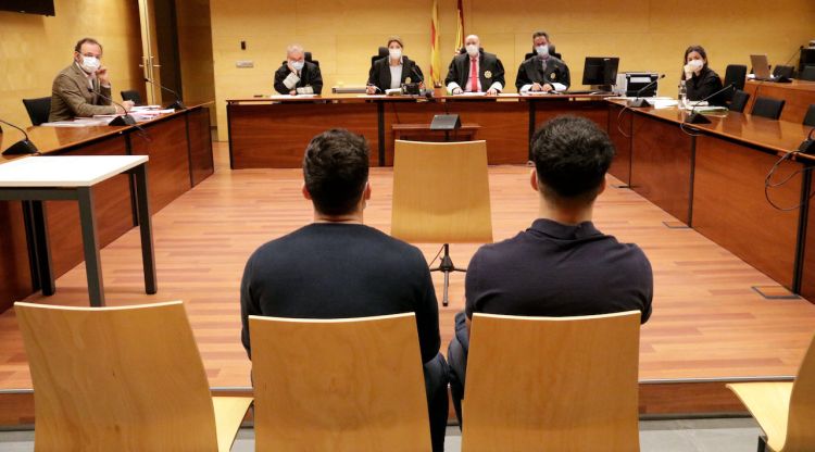 D'esquenes, els dos joves acusats pels aldarulls postsentència a Girona. ACN