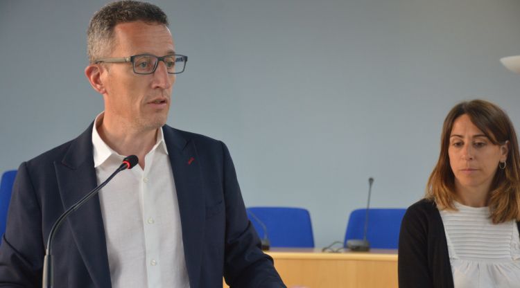 El regidor Estanis Vayreda i la tècnica d’Ocupació Laura Darné, aquest matí