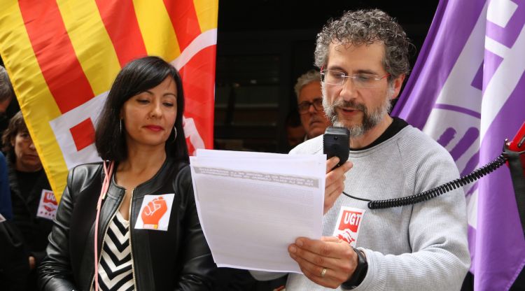 La secretària general de CCOO a Girona, Belén López, i el d'UGT, Maxi Rico durant la concentració del dia de la Salut al Treball. ACN