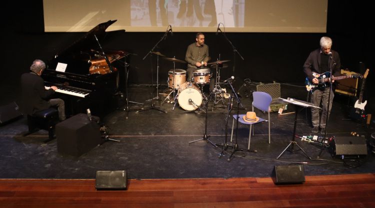 Els músics Pascal Comelade i Lee Ranaldo assajant a l'Ateneu de Banyoles una actuació que recrea l'obra de Velvet Underground. ACN