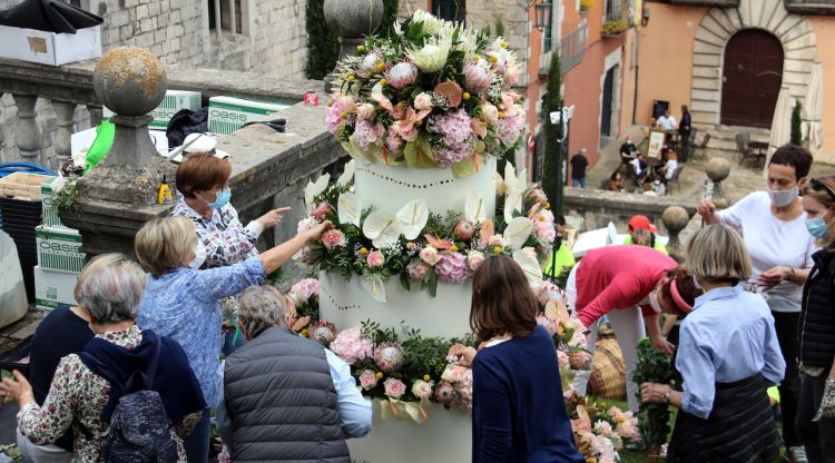 Voluntaris acabant de preparar un dels muntatges de Temps de Flors, l'any passat. ACN