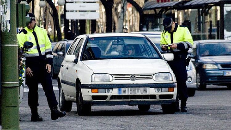 Dos agents posant una multa a una conductora © motorpasion.com