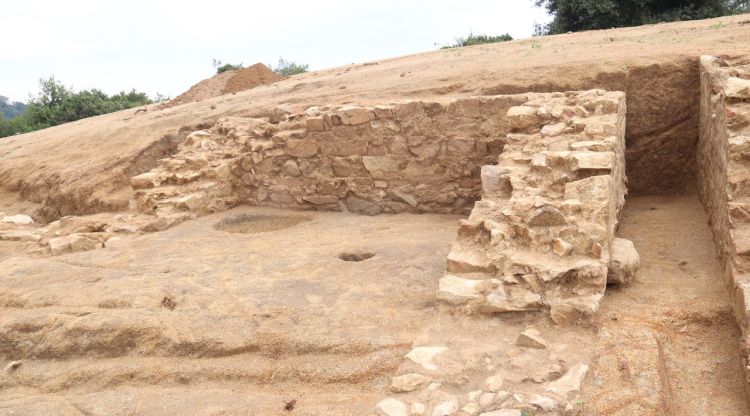 Resta d'una casa romana del segle I dC amb una sitja a l'interior que s'ha trobat amb la campanya d'excavació als Padrets de Blanes. ACN