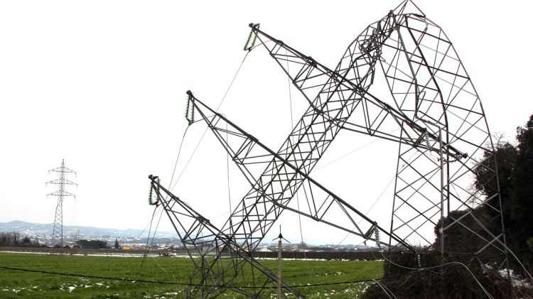 Torres de pas de cables totalment doblegades arran del temporal a Salt © ACN