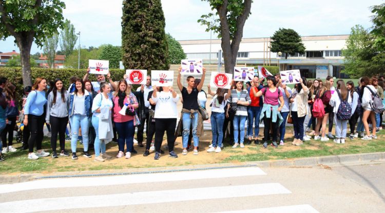 Un moment de la concentració a les portes de l'INS Cassà de la Selva. ACN