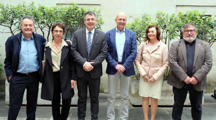 Foto de família de la presentació de la segona edició del festival solidari VALLVIVA a la Diputació de Girona