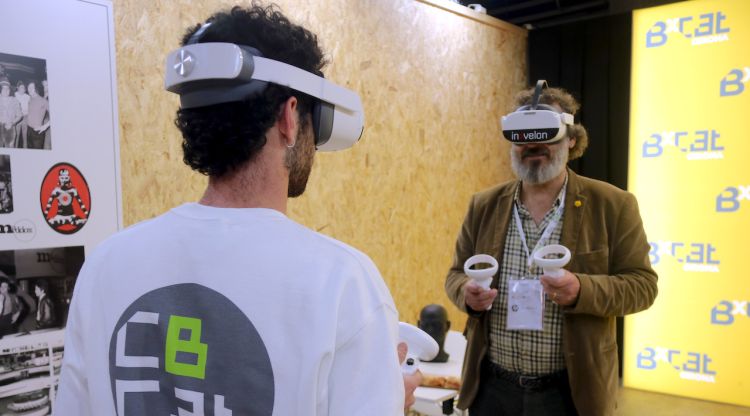 Ulleres de realitat virtual i metavers a la segona fira BxCat que se celebra al Palau de Fires de Girona. ACN