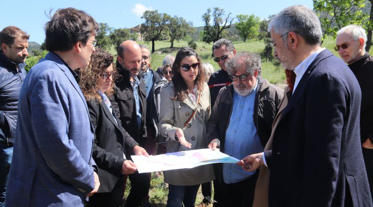 Una tècnica de Medi Ambient de la Diputació de Girona explicant les zones d'actuació properes a les infraestructures que hi ha a la Jonquera mentre altres autoritats escolten. ACN