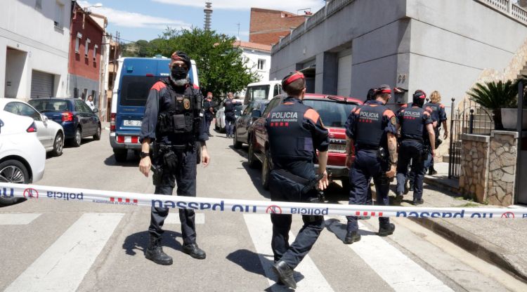 Agents de l'ARRO dels Mossos davant la casa escorcollada a Girona. ACN