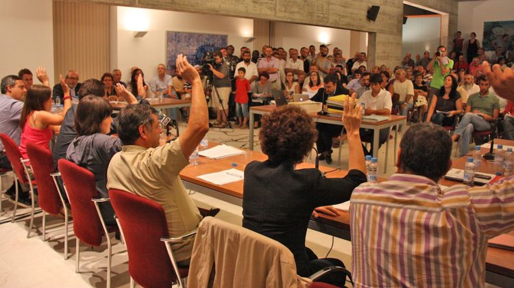 Moment de la votació, l'equip de govern alça les mans a favor © ACN