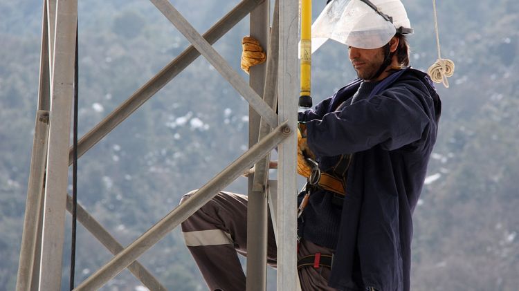 Un tècnic d'Endesa treballant en una torre a Salt © ACN