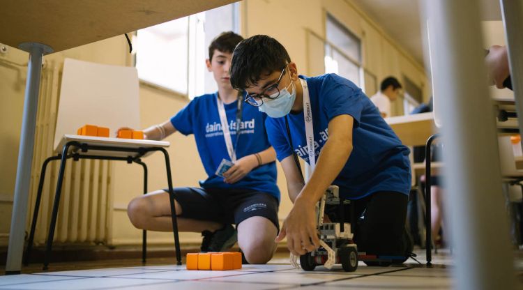 Estudiants participant a la fase final de la sisena edició de la ROBOCAT, que ha connectat la robòtica amb el món casteller