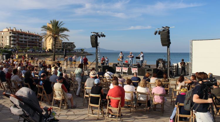 Un acte contra el parc eòlic marí del golf de Roses celebrat a l'Escala el 14 de maig