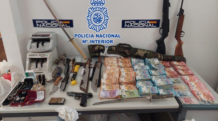 Diners, joies i armes que els agents de la Policia Nacional han trobat en l'escorcoll de cinc domicilis durant un operatiu policial en contra del tràfic de drogues