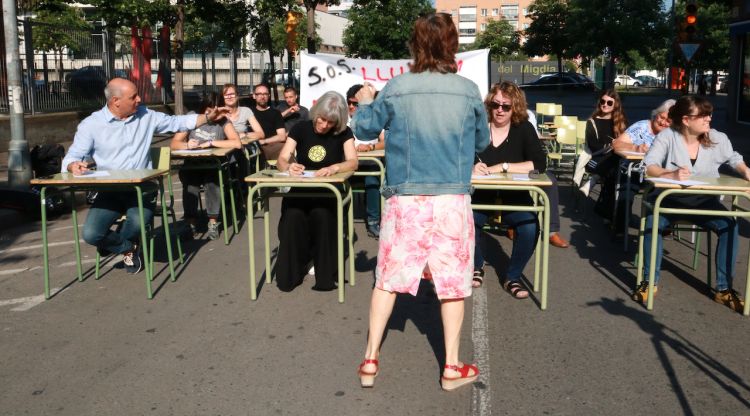 Pla general de la classe que s'ha muntat a l'exterior de l'institut. ACN