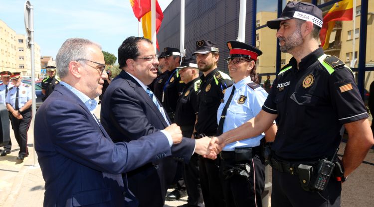 L'alcalde de Palafrugell, Josep Piferrer, i el conseller d'Interior, Joan Ignasi Elena, arribant a les dues comissaries per signar el conveni. ACN