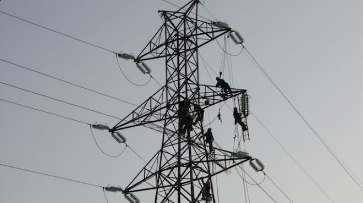 Reparació d'una torre el passat mes d'abril a Girona © M. Estarriola