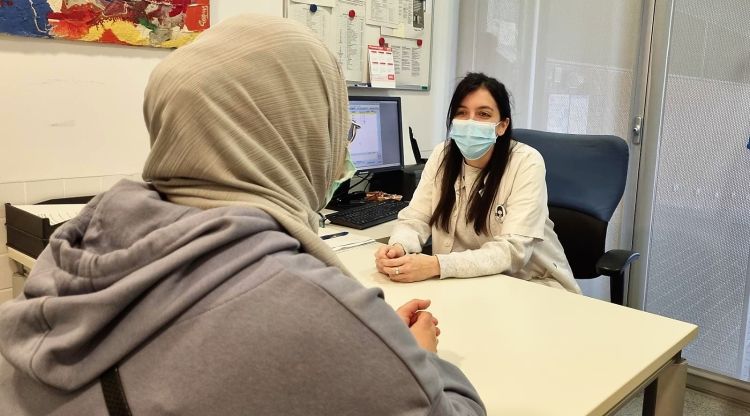 La psicòloga clínica Debiie Fuentes atenent una pacient a la consulta del CAP