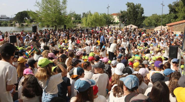 Alumnes pares i professors han omplert el parc de Sant Esteve de Monestir a la Bressolada. ACN