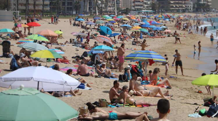 La platja de Torre Valentina de Calonge amb banyistes, aquest matí. ACN